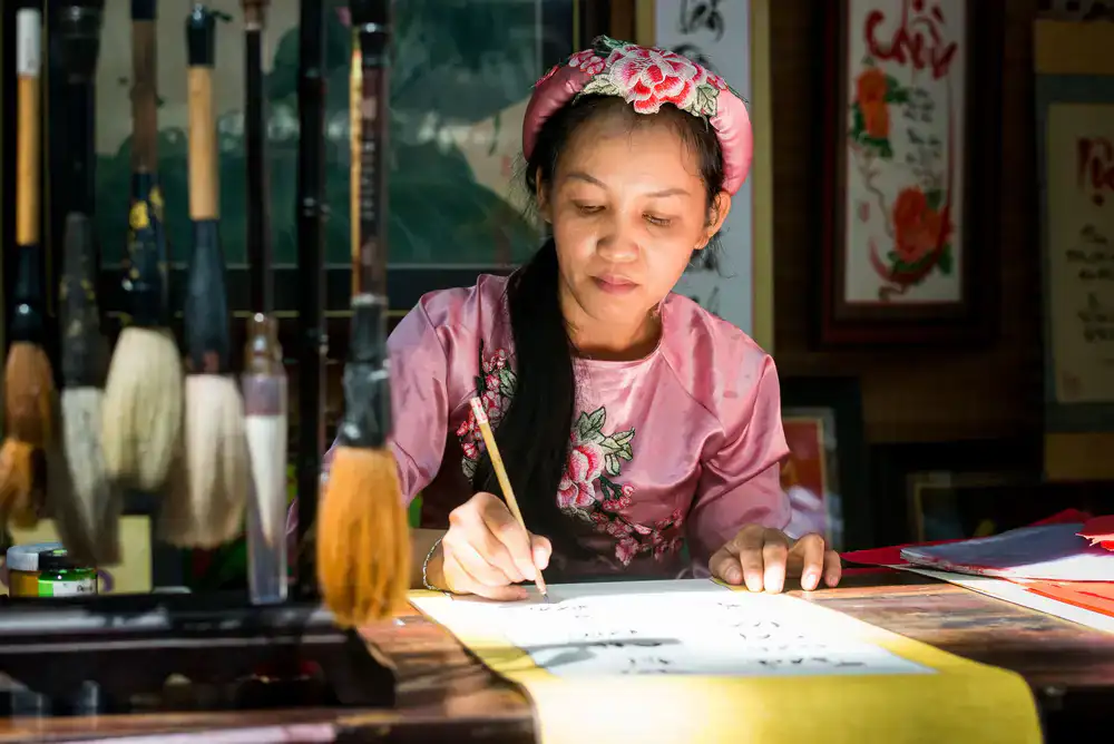 Wide view of the artisan studio during a calligraphy class